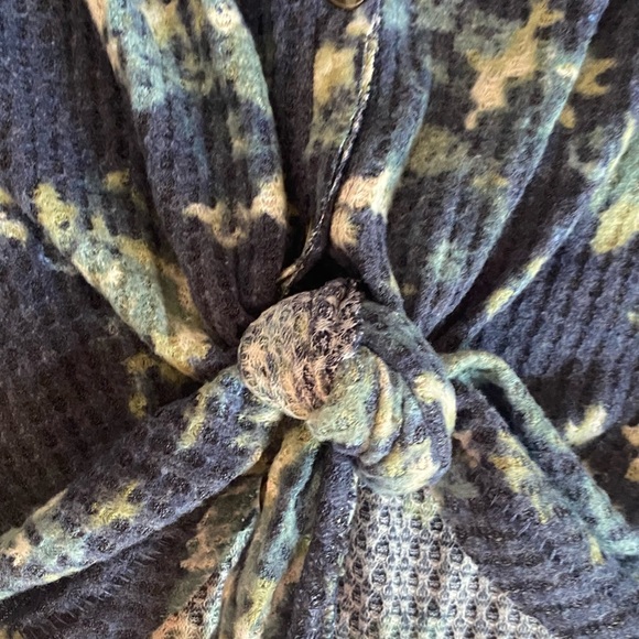 Urban outfitters button down waffle floral long sleeve shirt NWT SMALL - Picture 3 of 6